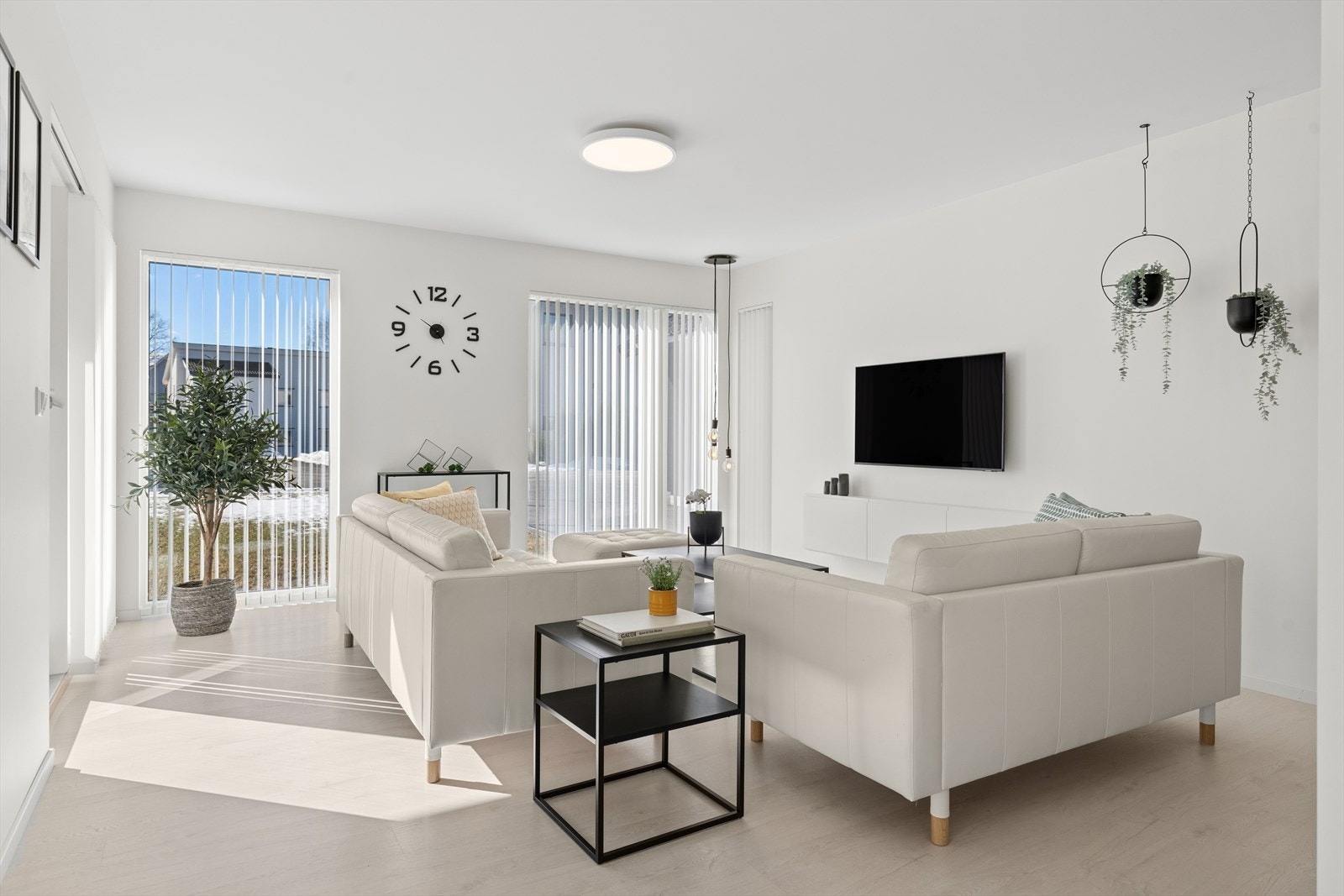 Stuen har store vindusflater som slipper inn godt med naturlig lys og gir rommet en lys og luftig følelse. Galleribilde