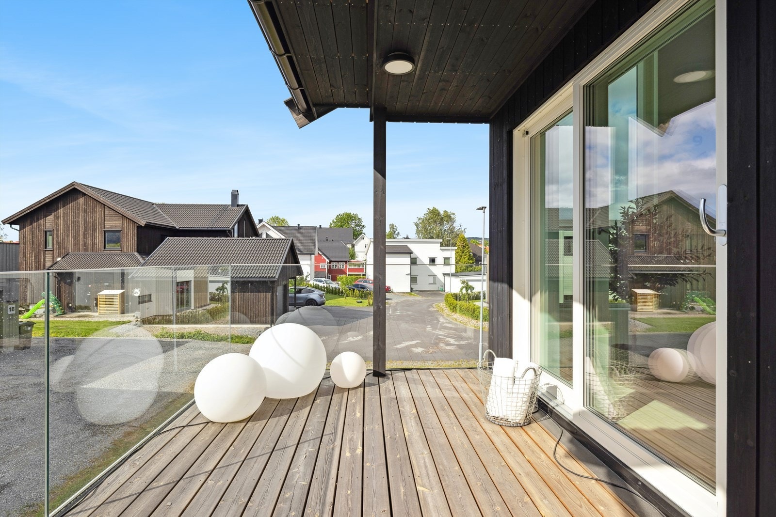 Fra balkongen i andre etasje kan du nyte solen Galleribilde