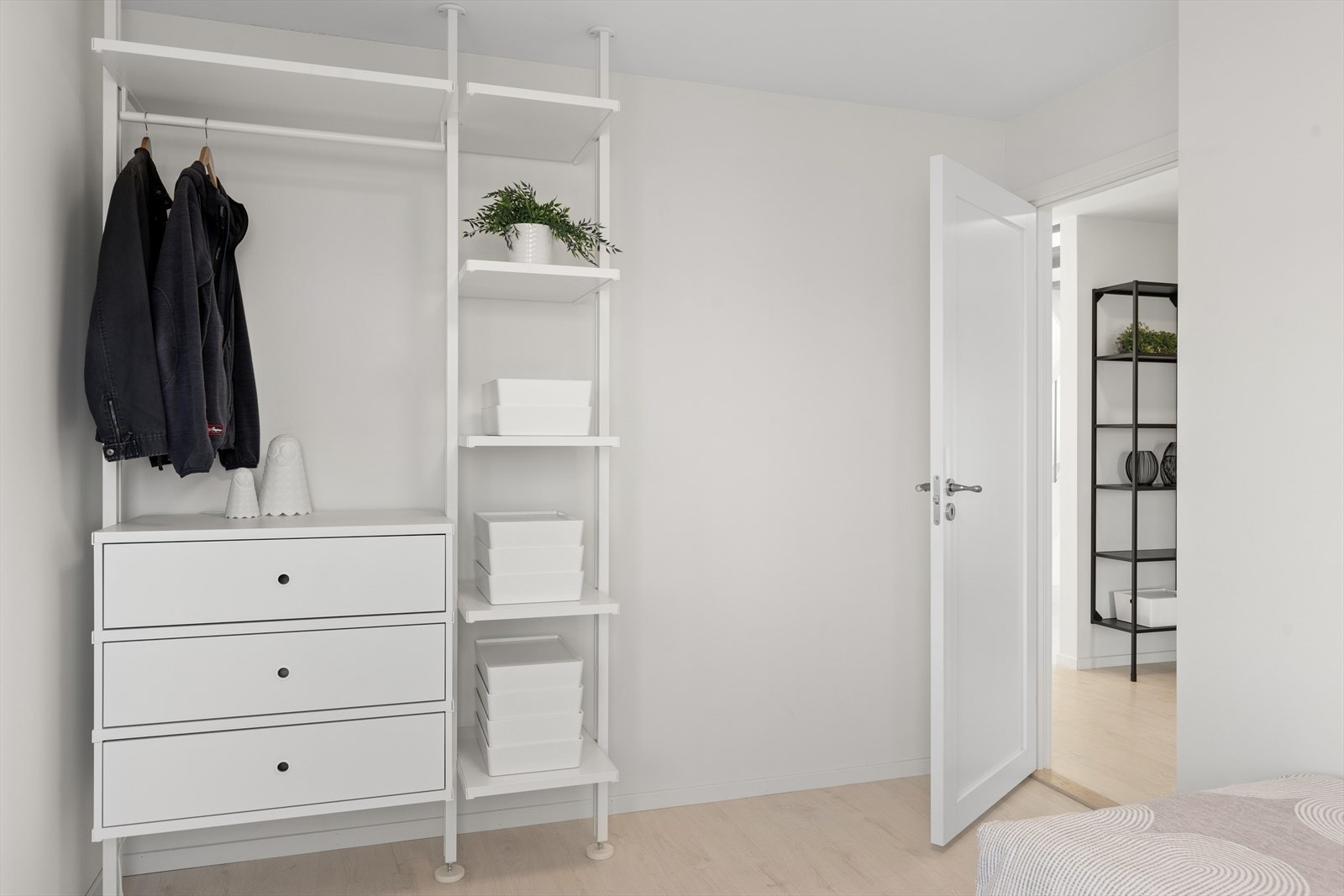 I soverom i første etasje er det praktisk hylle og skuffeseksjon. Galleribilde