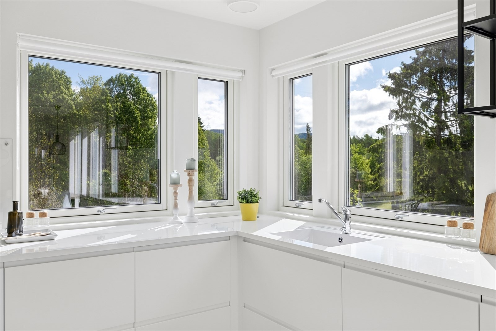 Boligen grenser mot friareal og har en fantastisk utsikt blandt annet fra kjøkkenet Galleribilde