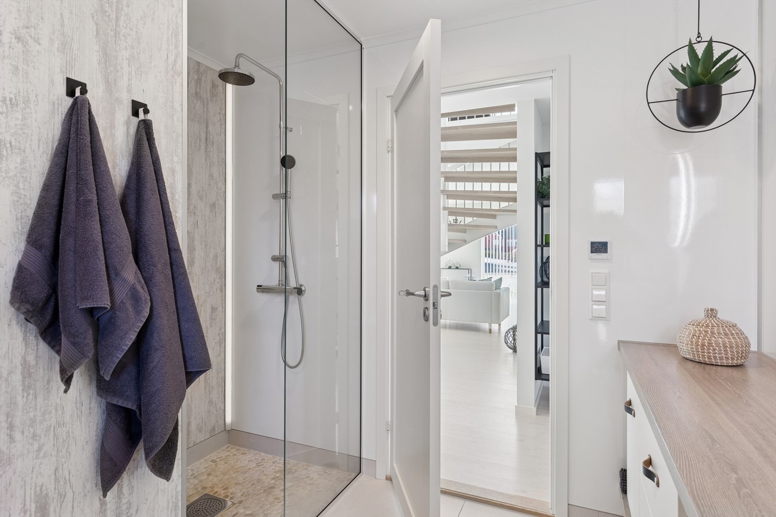 Godt med skuffer i innredning på baderom i første etasje. Dusjnisje med glassvegg og vegghengt toalett. Galleribilde