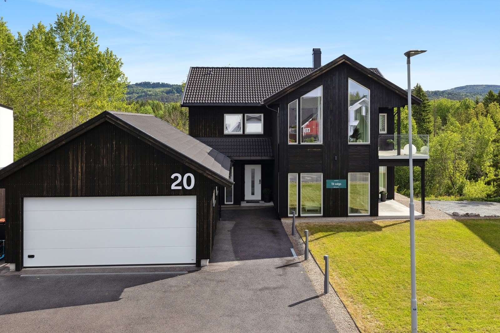 En særdeles flott, nyere funkisbolig med moderne design og smarte løsninger. Galleribilde