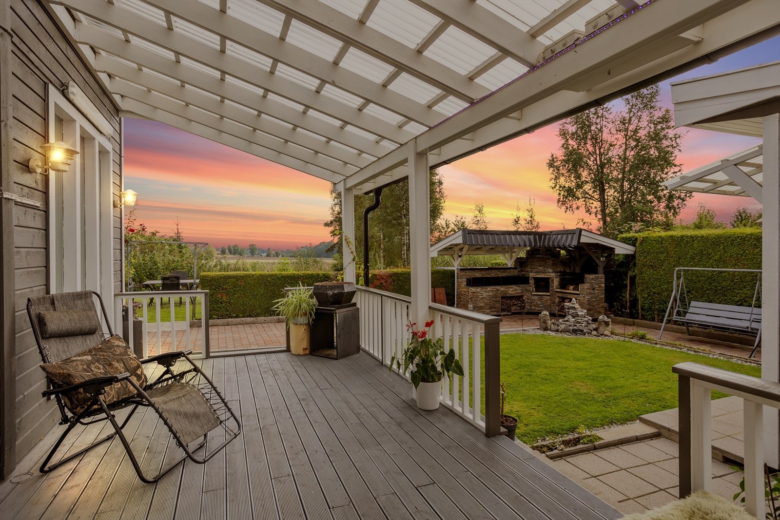 Veranda på 23 m² med utgang fra stue / spisestuen. Galleribilde