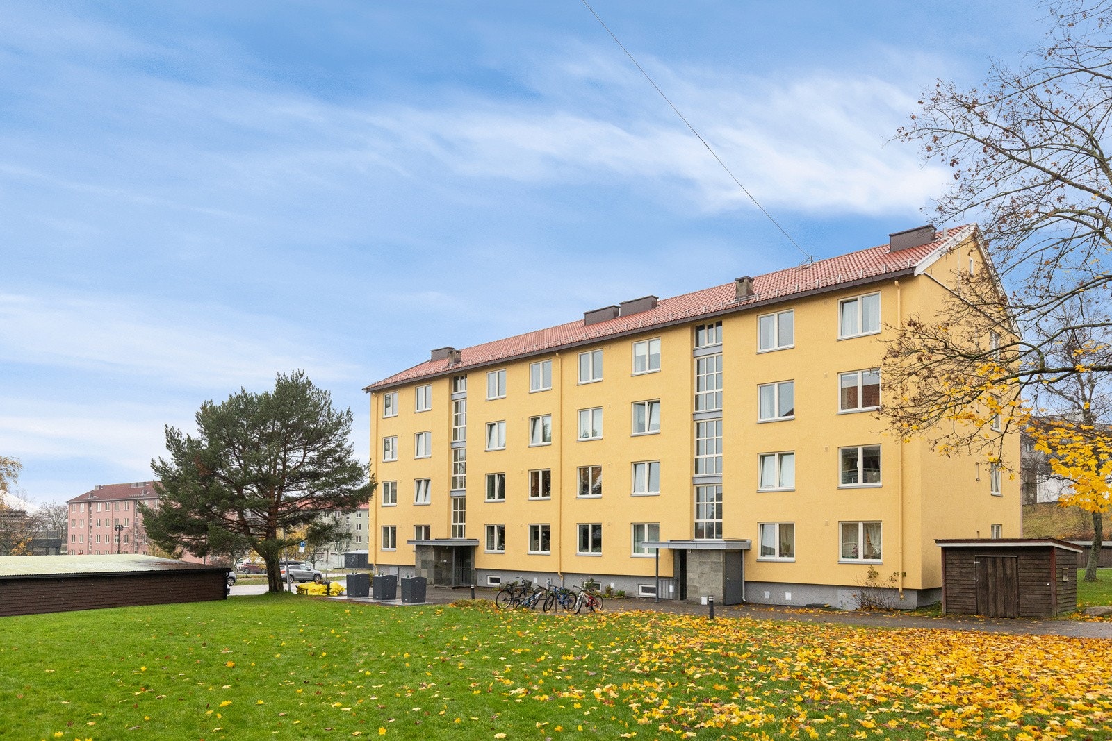 Leiligheten ligger i et etablert boligområde på Årvoll med gangavstand til Årvoll senter med matbutikk og servicetilbud, samt kort vei til offentlig kommunikasjon. Galleribilde