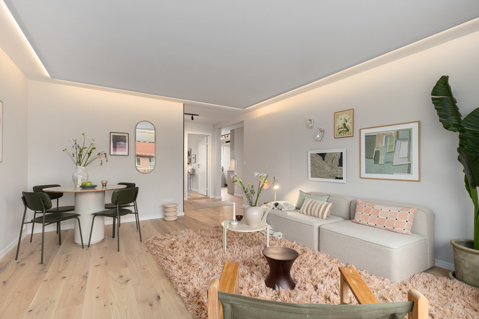 Leiligheten holdes god og lun på vinterstid med fjernvarme til radiatorer. Både oppvarming med fjernvarme, varmtvann og bredbånd er inkludert i felleskostnadene. Galleribilde