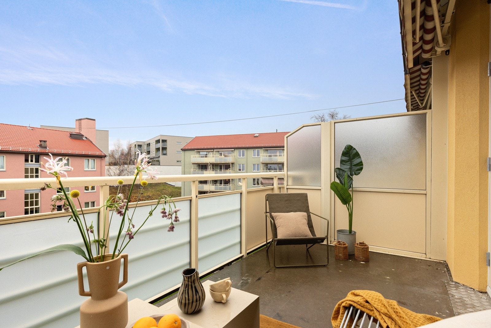 Balkongen som var ny i 2013 har støpt dekke og god plass til sittegruppe og grill (tillatt med gass eller elektrisk). Det er også montert markise, utebelysning og utvendig stikkontakt. Galleribilde