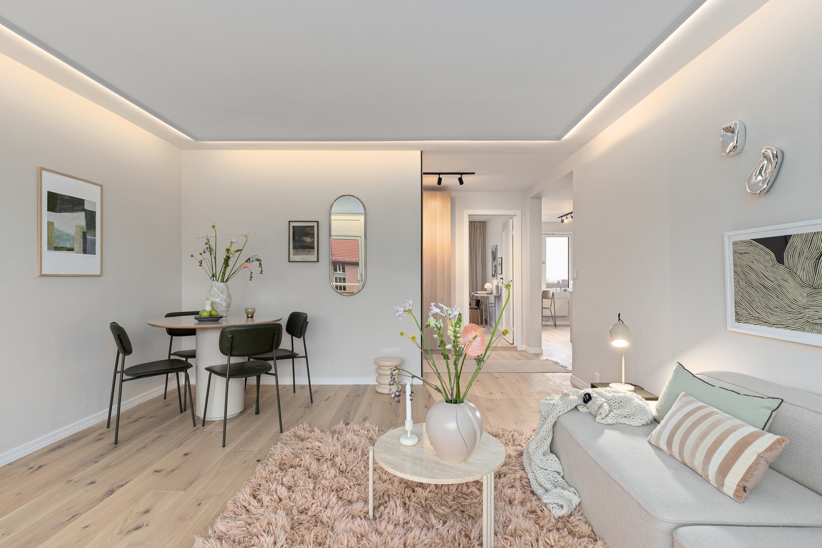 Leiligheten har en attraktiv beliggenhet på enden i byggets toppetasje (4. etasje), og har en god planløsning med romslig stue, separat kjøkken og 2 soverom. Galleribilde