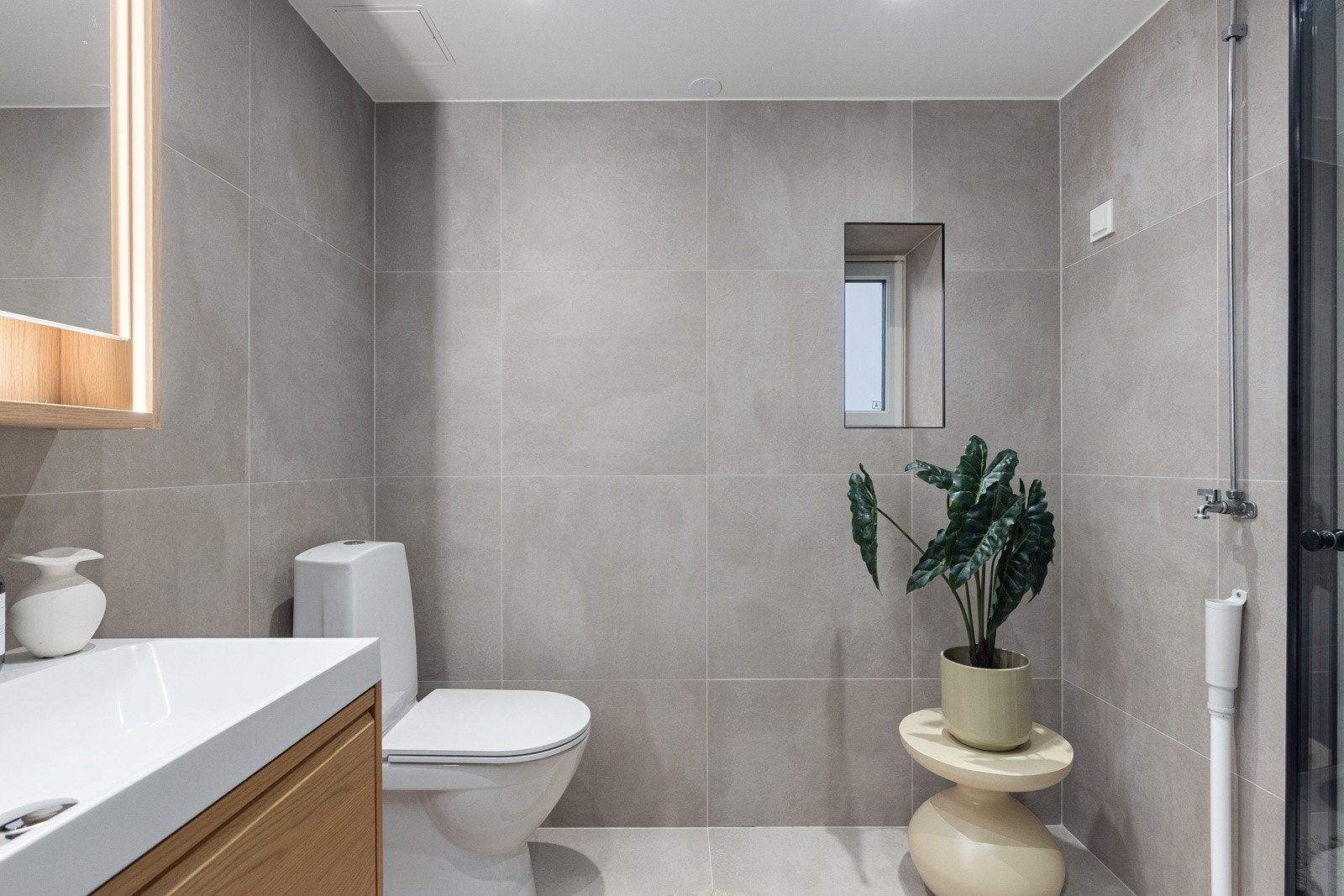 Leiligheten har et lyst og moderne baderom som ble vesentlig oppgradert i 2025. Baderommet ble rehabilitert i regi av borettslaget i 2004. Oppgradert i 2025 med flis-på-flis og nytt sanitærutstyr. Galleribilde