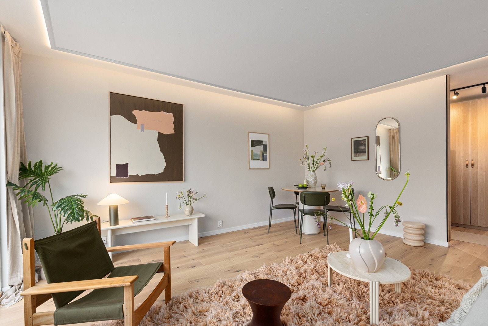 Stuen er romslig med god plass til både sofagruppe med salongbord, mediemøblement og et spisebord. Galleribilde