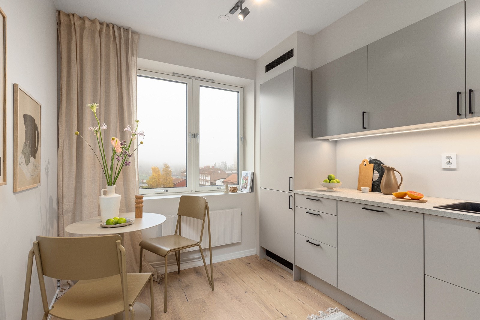 Leiligheten har et lyst og pent separat kjøkken. God standard med ny enstavs parkett på gulv, glatte overflater malt i en innbydende farge og et stort vindu med 3-lags glass. Galleribilde