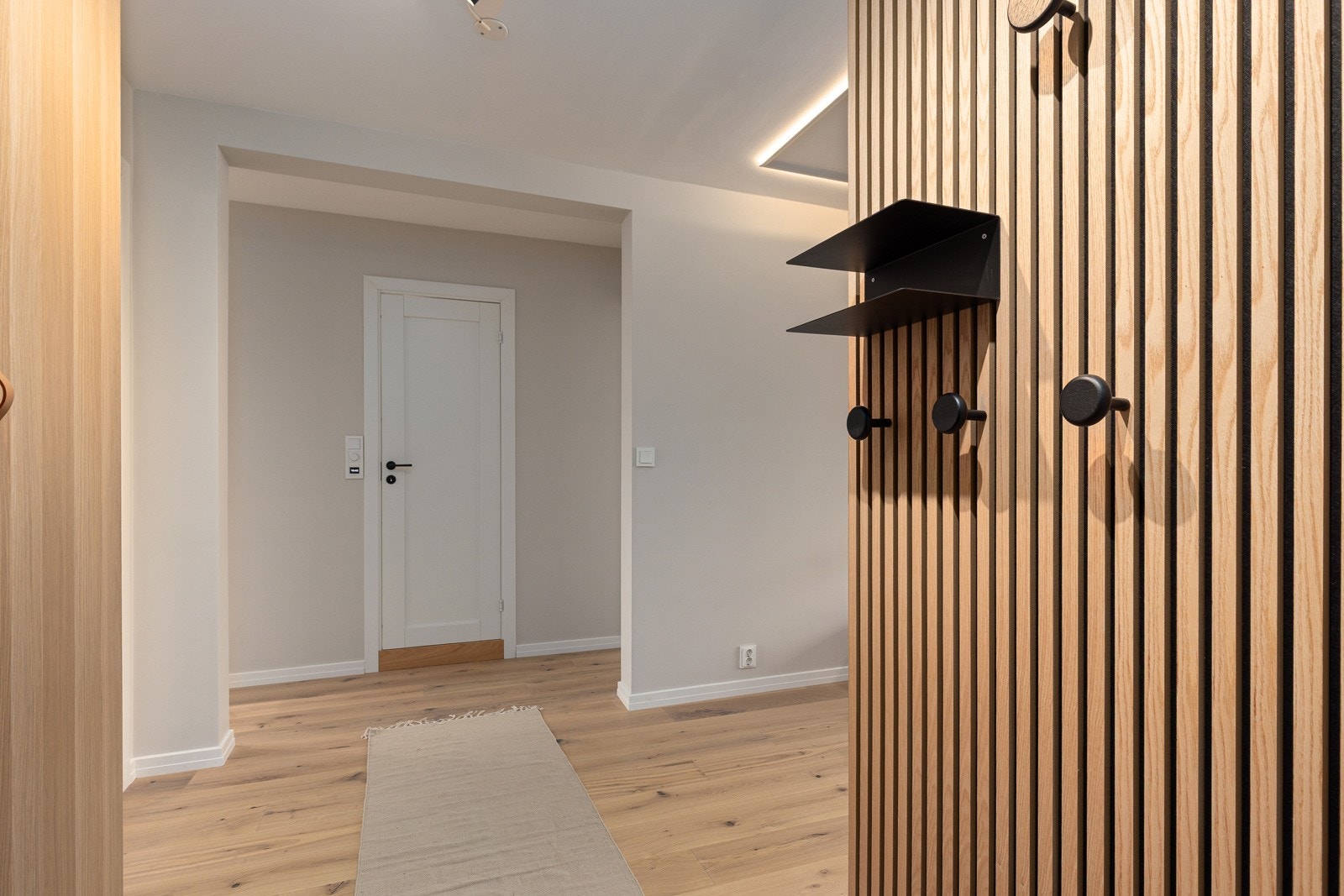 Når du entrer leiligheten, får du umiddelbart et positivt inntrykk av den flotte nyoppussede leiligheten med sin gode standard. Galleribilde