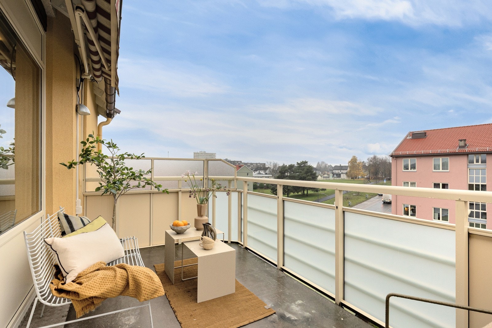 Fra stuen har du utgang til en flott og solrik vestvendt balkong på ca. 9,5m². Beliggenheten i byggets toppetasje og mot vest sørger for gode solforhold på ettermiddag og kveld. Galleribilde