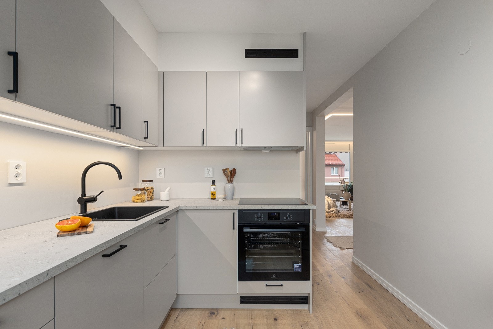Medfølgende integrerte hvitevarer som nedfelt induksjonstopp, ventilator, stekeovn, oppvaskmaskin og kjøleskap med frysedel. Det er montert lekkasjestoppere i kjøkkenbenken, og komfyrvakt. Galleribilde