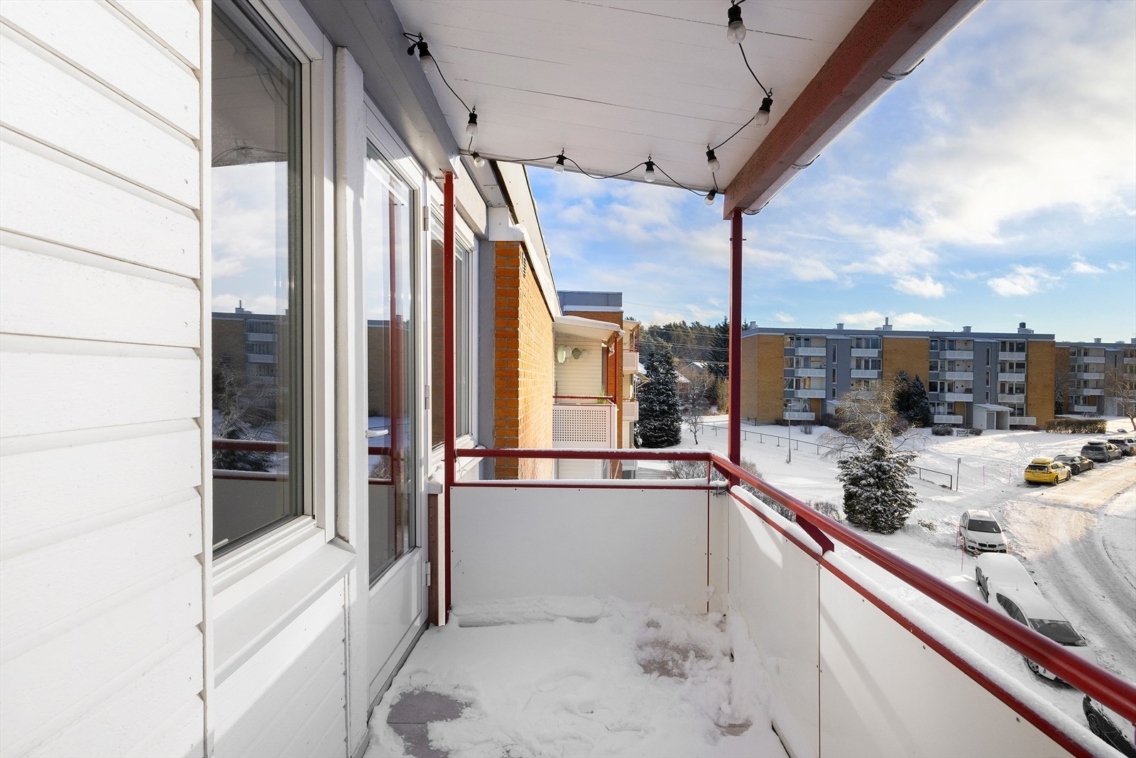 Her får kjøper gleden av overbygget balkong som gir en lun og hyggelig atmosfære. Leiligheten har også god intern beliggenhet i toppetasje med gode lys- og solforhold. Galleribilde