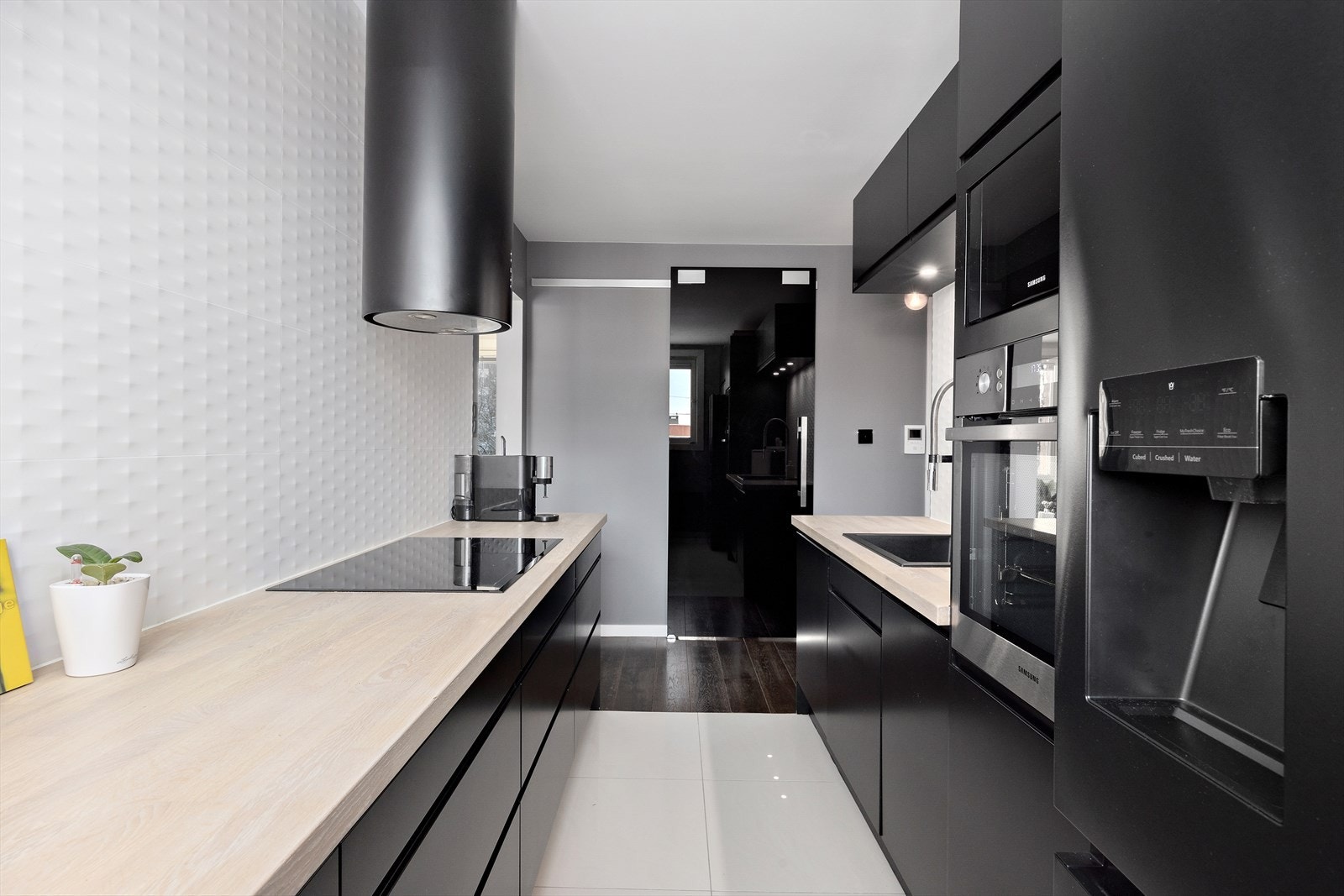 Lekkert Epoq kjøkken fra 2016 med mye skap- og benkeplass. Galleribilde