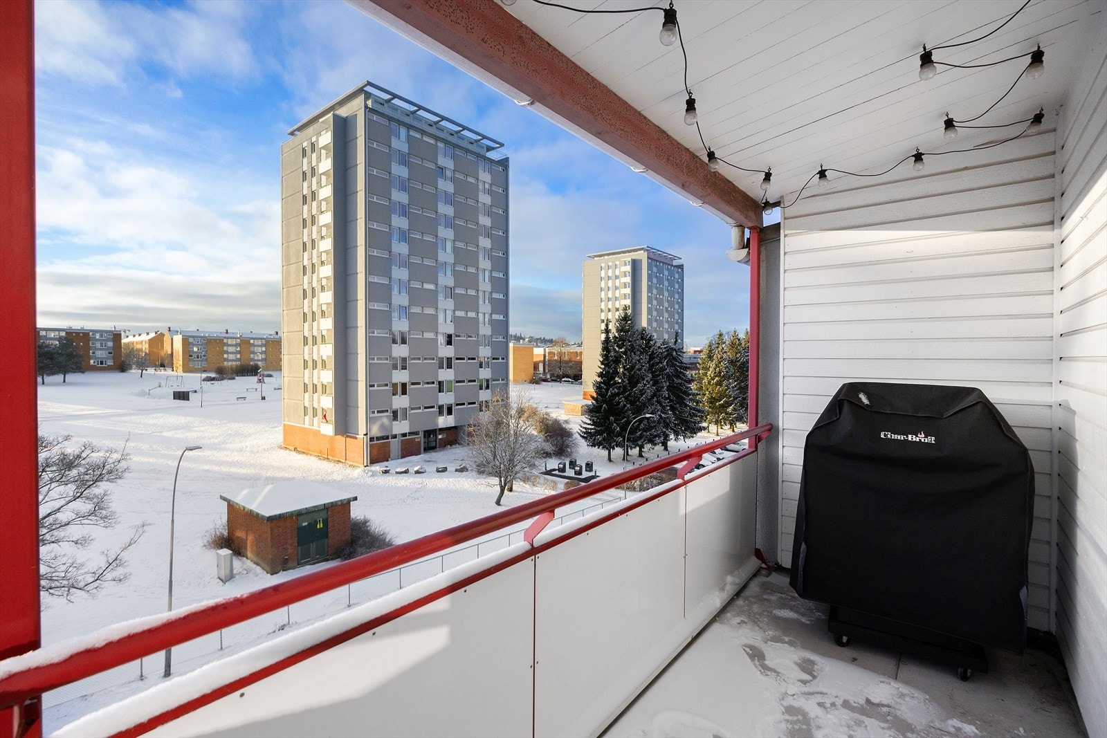 Fra stue er det adkomst til syd-vestvendt balkong. Her er det fin plass til sittegruppe og grill. Galleribilde