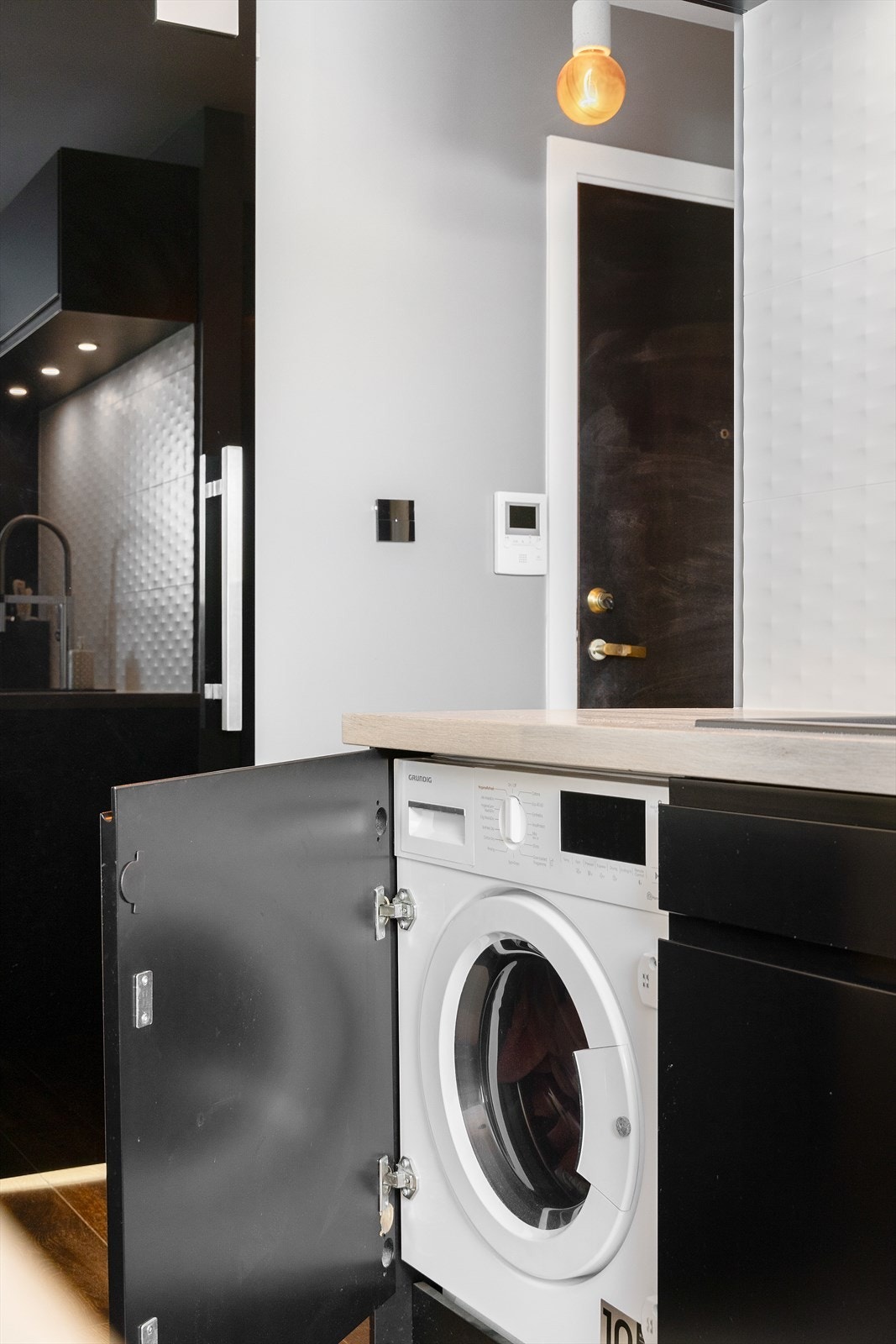 Kjøkkenet har integrerte hvitevarer som induksjon koketopp, stekeovn, oppvaskmaskin (smal type) og mikroovn i høyskap. Det er nisje til kjøleskap/fryser, samt opplegg for vaskemaskin på kjøkkenet. Galleribilde