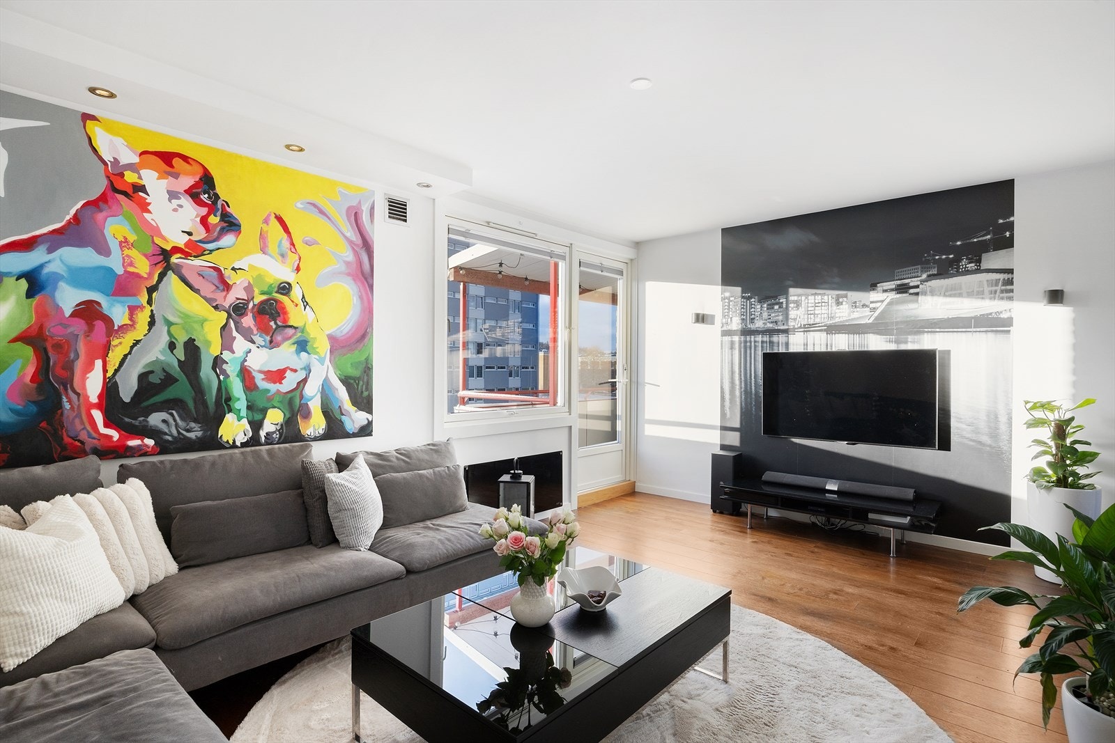 Lys og innbydende stue med god plass til sofagruppe og tv-seksjon. Leiligheten er utstyrt med KNX smartsystem for lys i alle rom foruten bad og kjøkken. Galleribilde