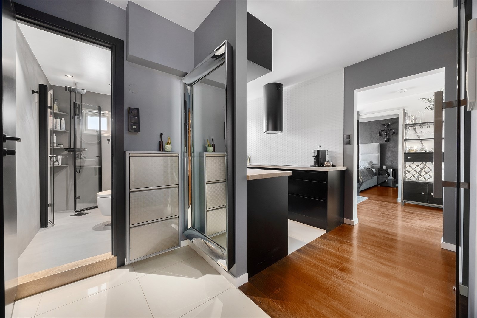 Entrè med plass til oppbevaring av sko og yttertøy. Leiligheten disponerer også tre boder i kjeller på totalt 8 kvm. Galleribilde