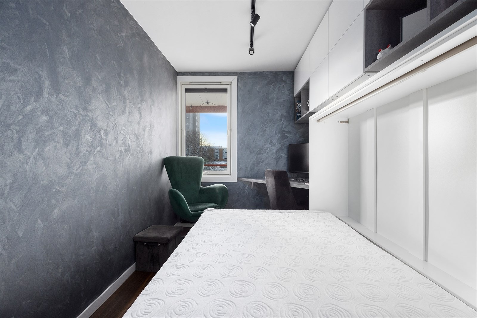 Rommet er i dag innredet med praktisk nedtrekkbar seng. Galleribilde