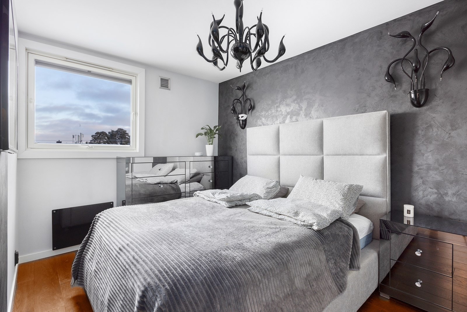 Hovedsoverommet er av god størrelse med plass til stor dobbeltseng, tilhørende nattbord og garderobeløsning. Lampene vil bli skiftet ut til oppsatt visning. Galleribilde