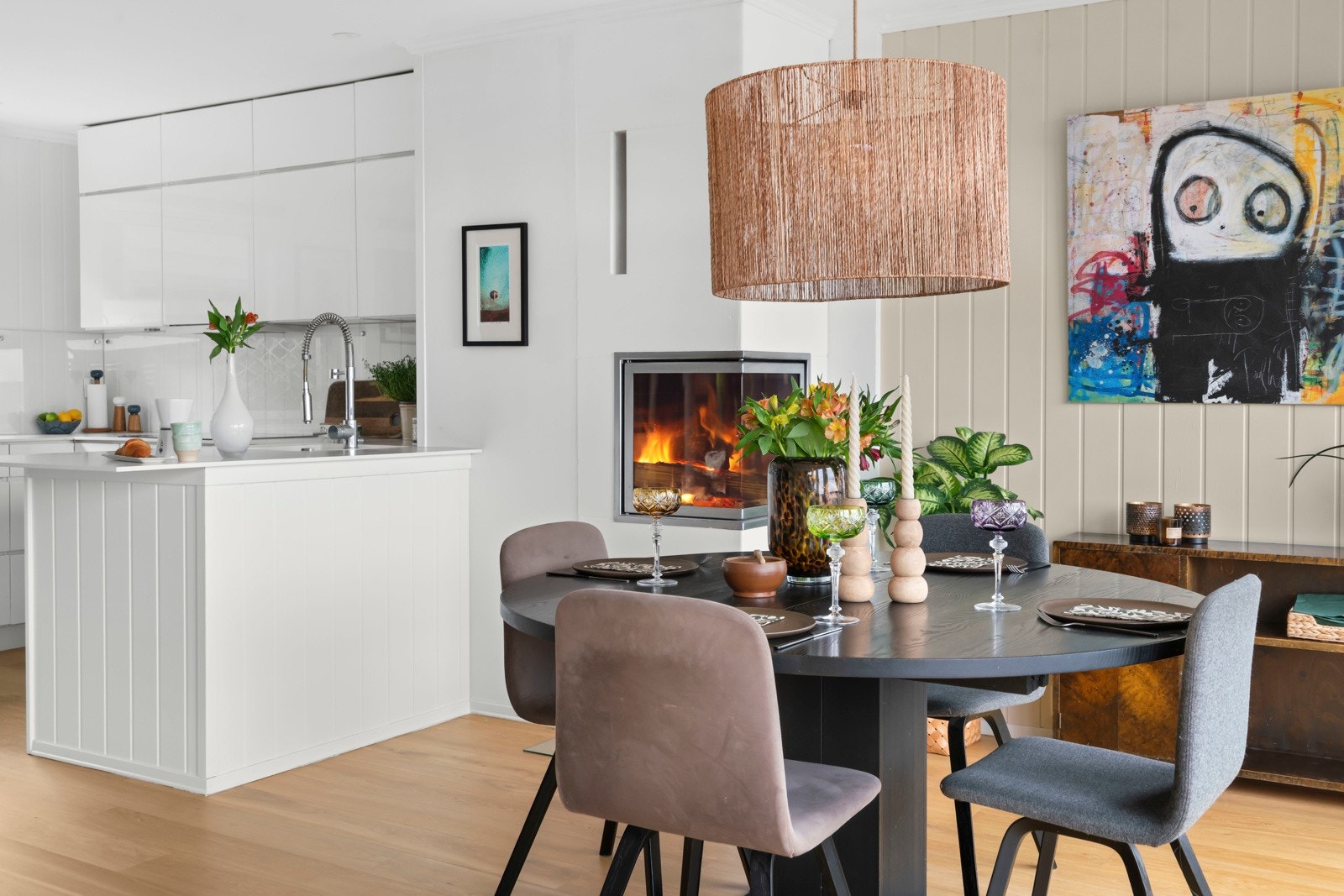 Kjøkkeninnredning fra 2009/2010 med glatte fronter som gir et moderne og funksjonelt uttrykk. Galleribilde