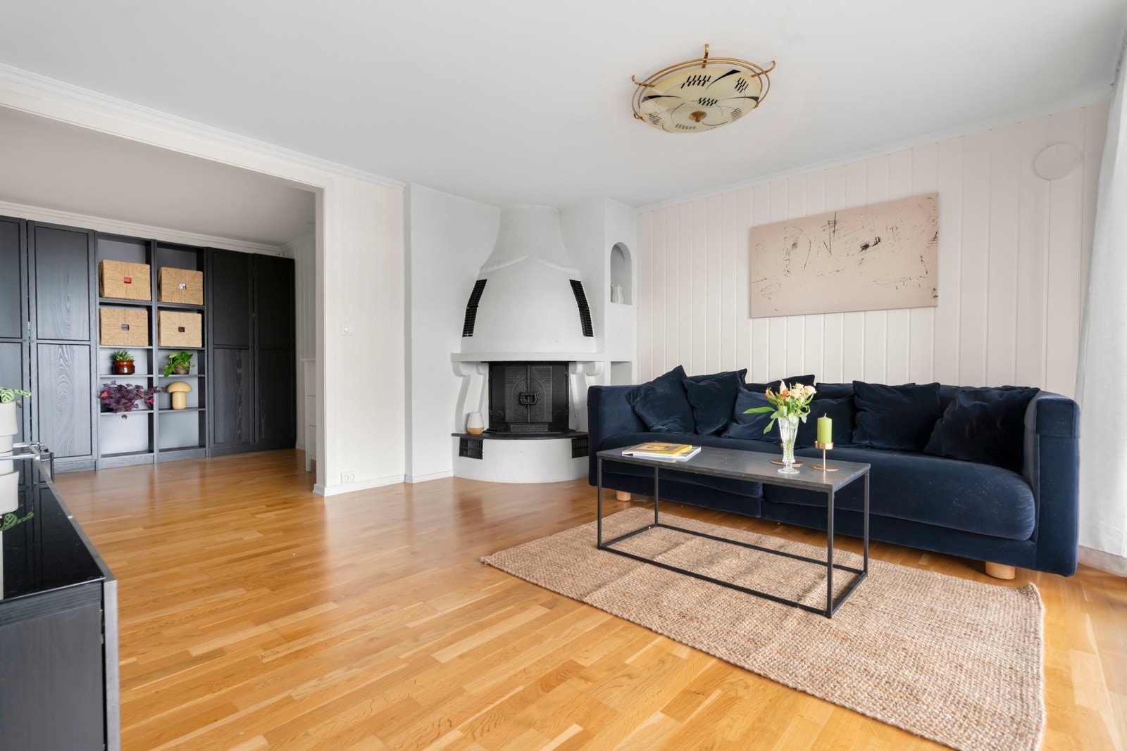 Kjellerstuen har i tillegg en flott peis i hjørne som gir en lun følelse. Galleribilde