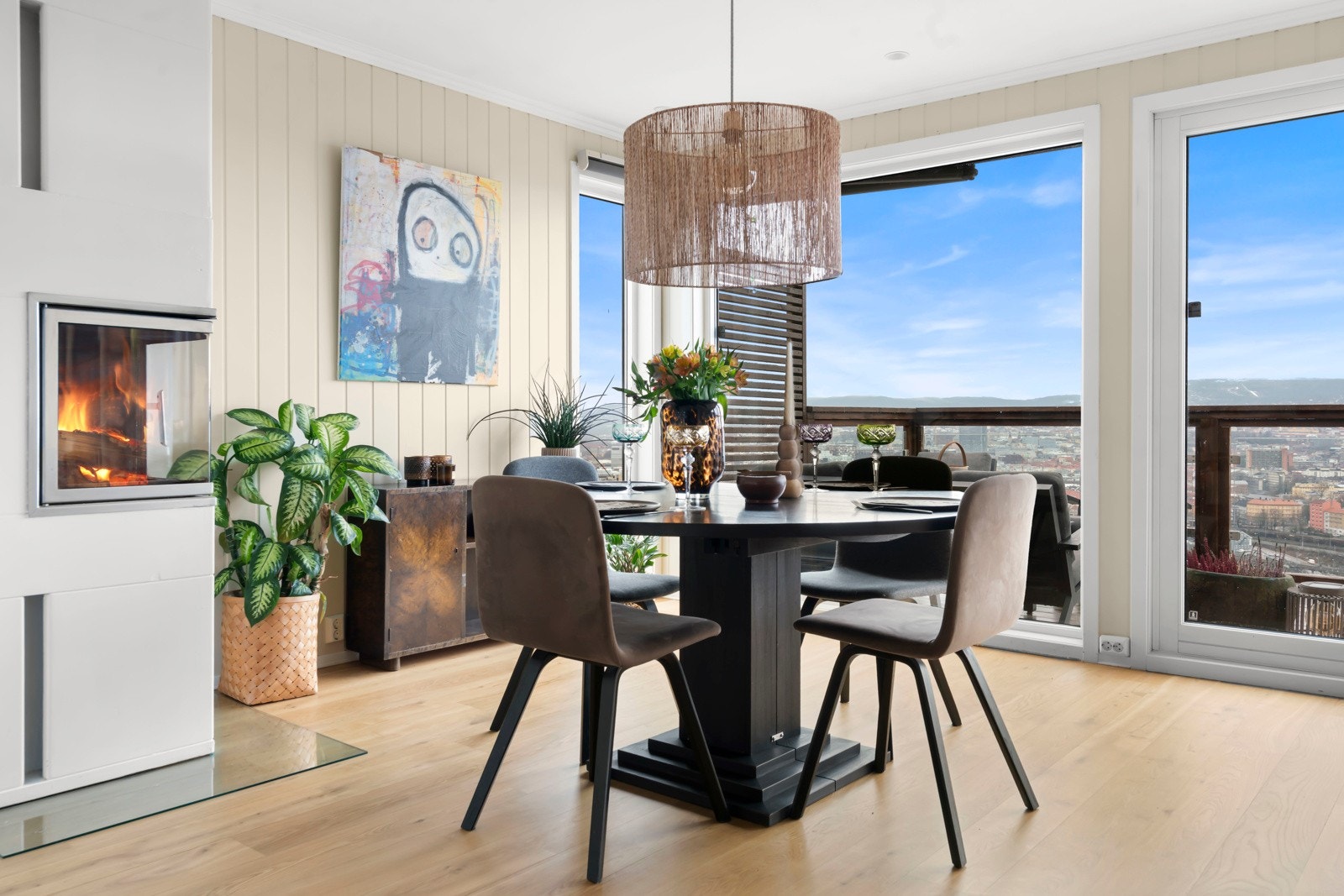 Ytterligere plass til spisebord med både peis og utsikt. Galleribilde