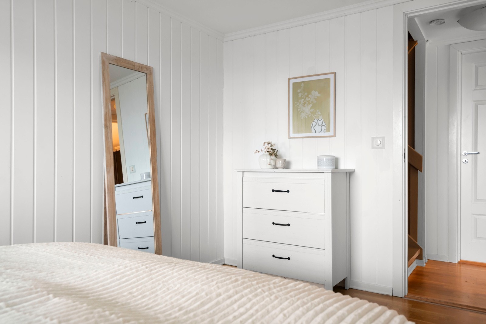 Rommet er på ca. 10 kvm som gir god plass til seng samt tilhørende nattbord og øvrige oppebevaringsmuligheter. Galleribilde