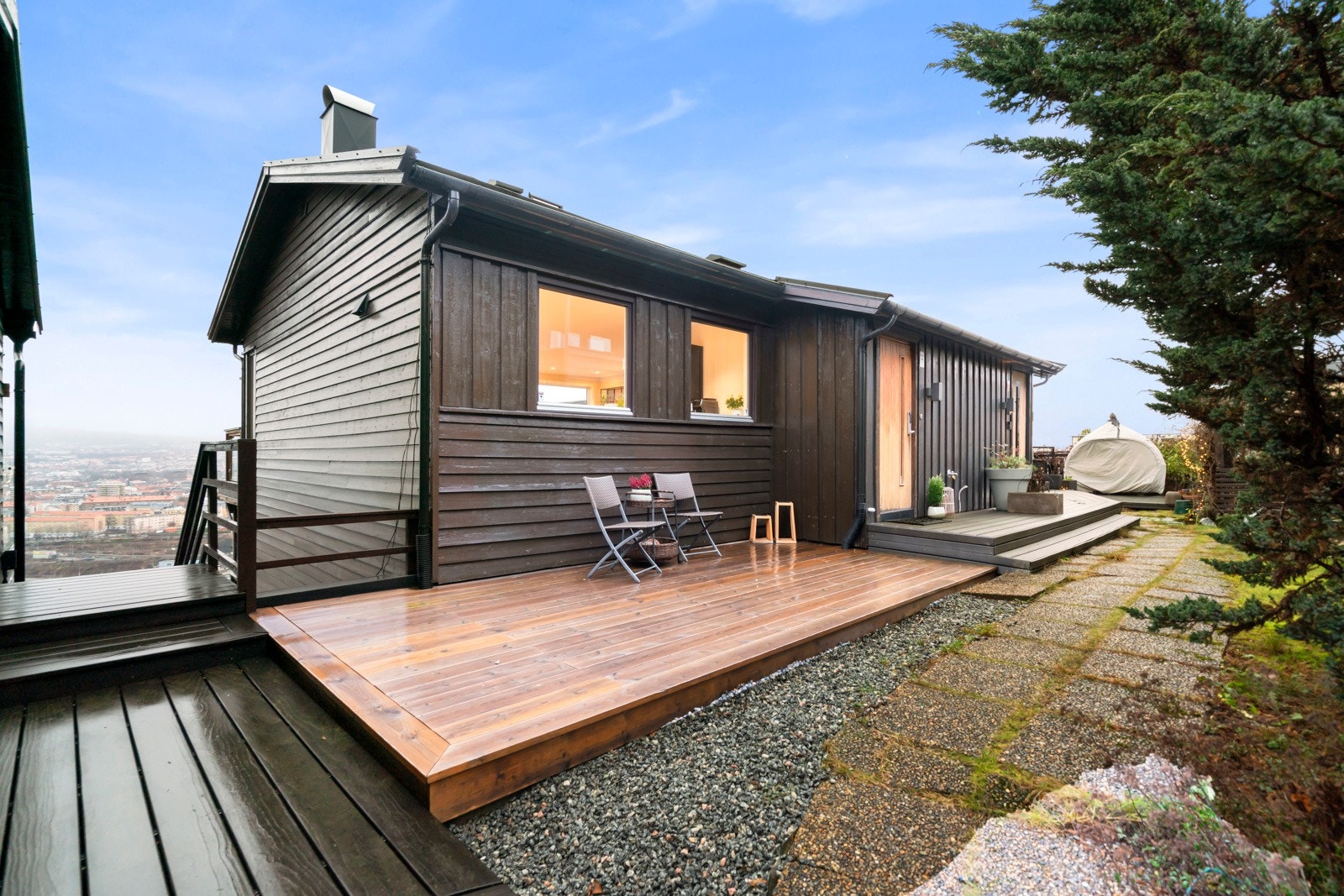 Carport (lade-stasjon), lekeplasser, barnevennlig område og hyggelige naboer. Galleribilde
