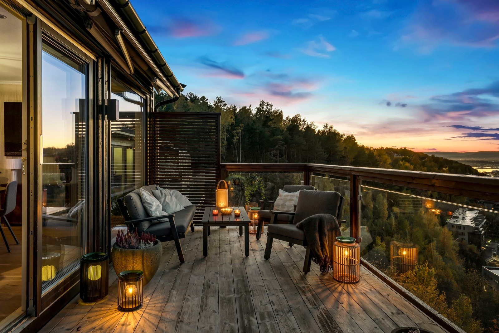 Du har tilgang på hele tre terrasser fra alle etasjene - i vestvendt retning. Galleribilde