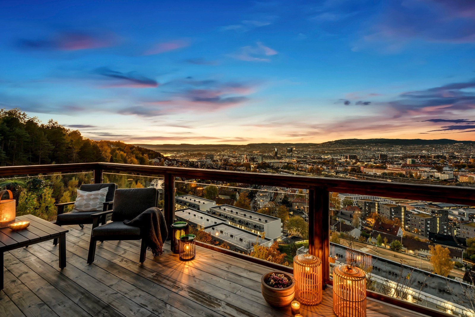 Nydelige solforhold og vidstrakt utsikt fra fjorden og opp mot Holmenkollen. Galleribilde