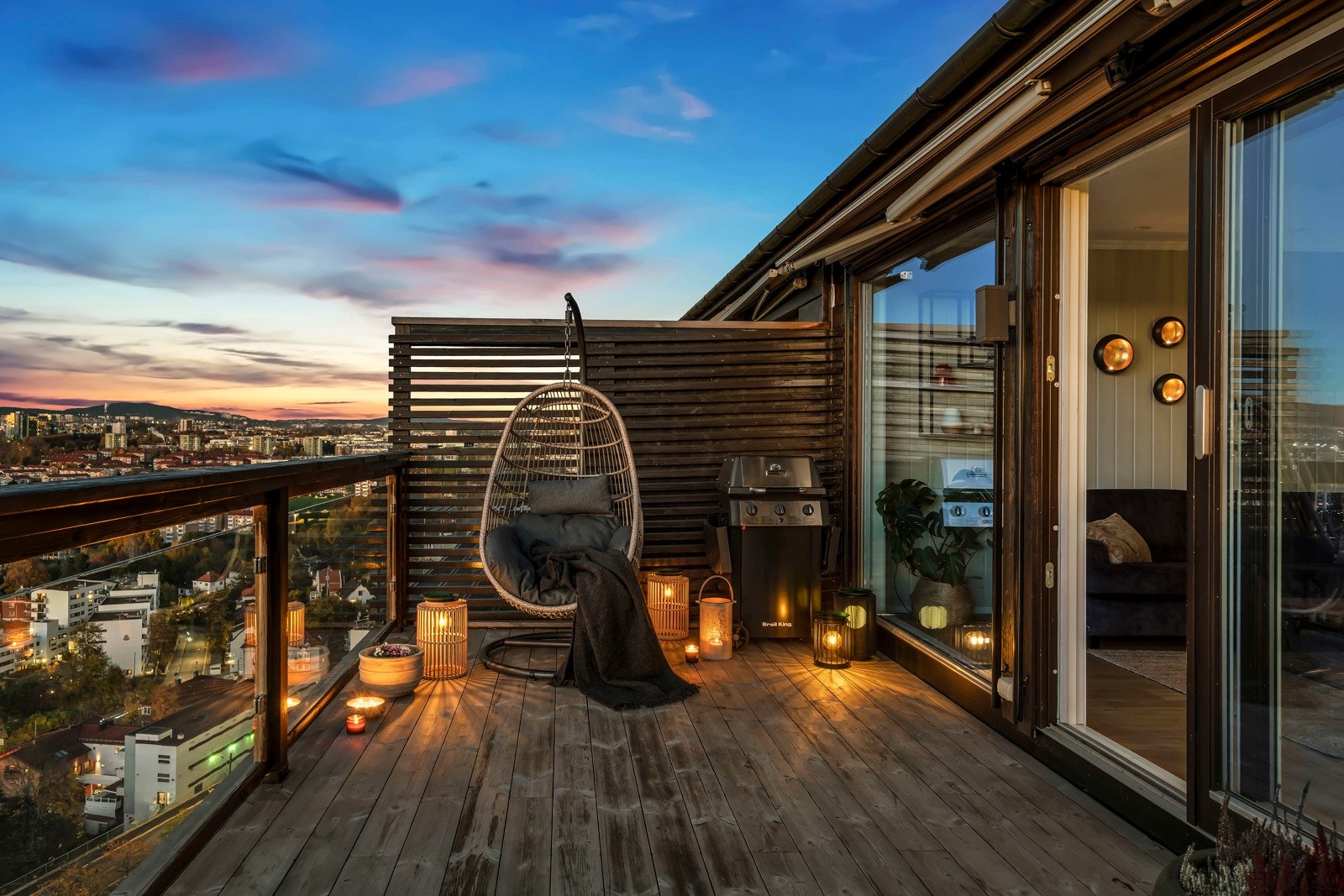 På terrassen er det god plass til flere møbelgrupper. Galleribilde