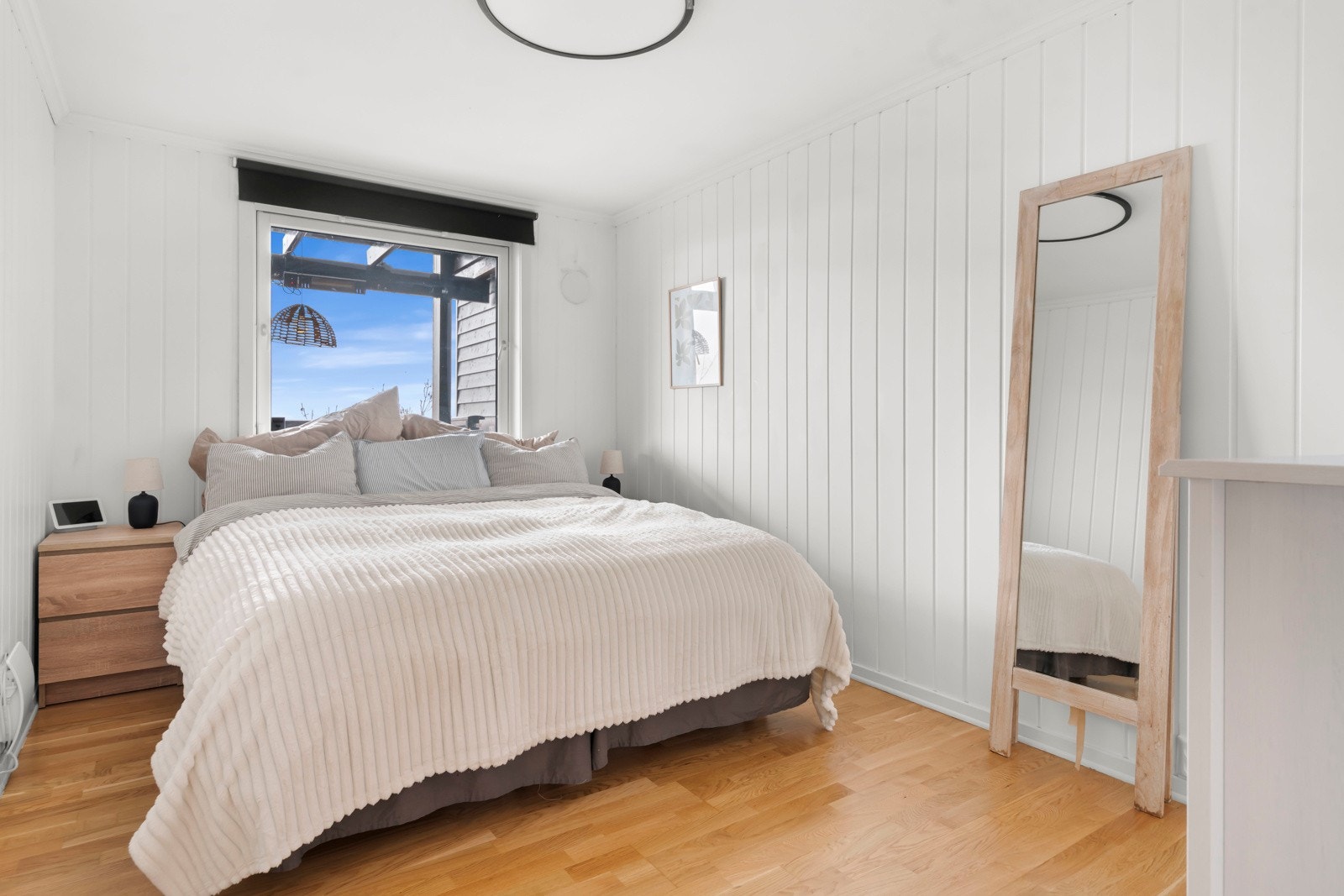 Denne etasjen byr også på et romslig soverom. Rommet har lyse vegger og stor vindusflate. Galleribilde