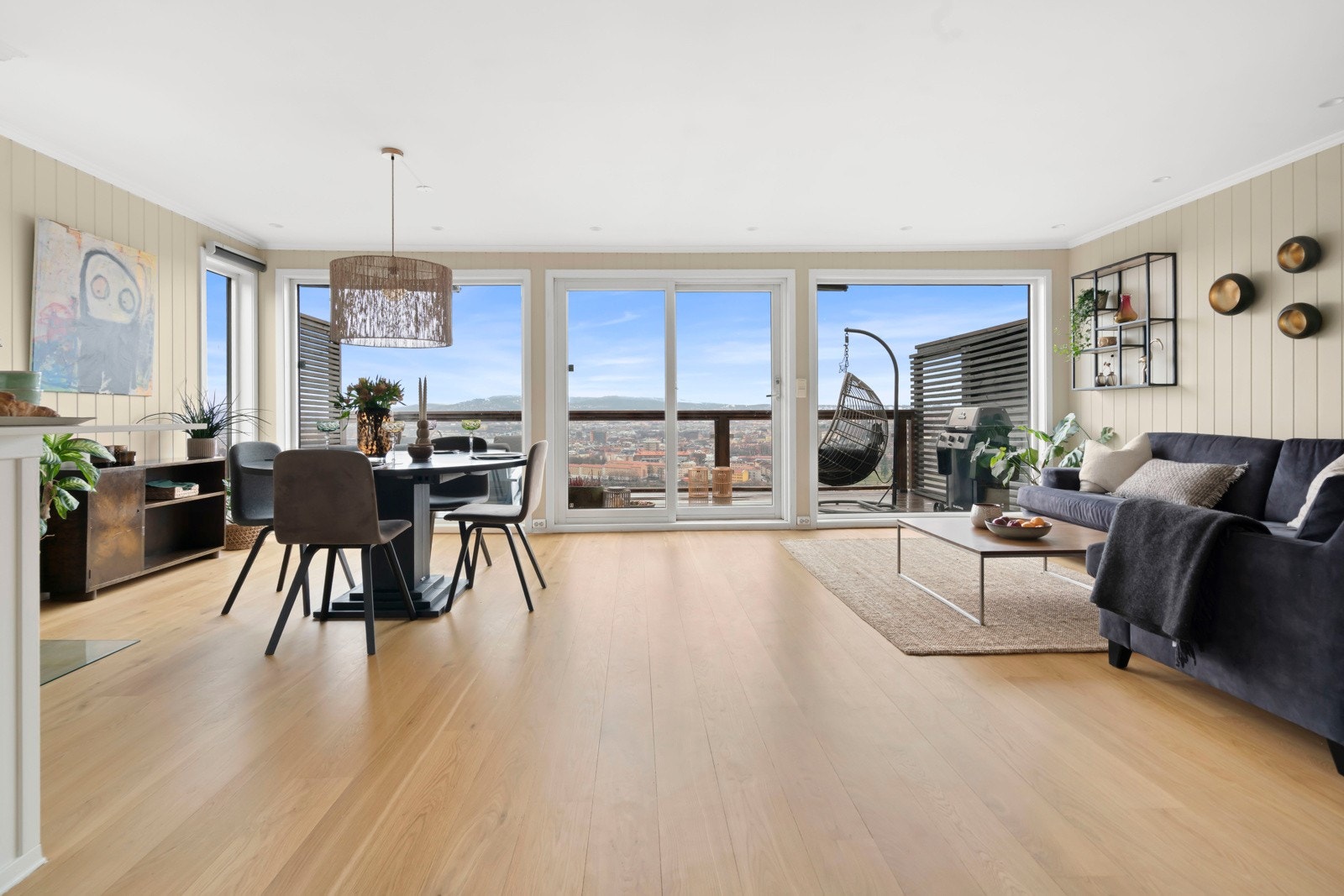 Dette er en fantastisk familiebolig med en innholdsrik planløsning over tre etasjer. Galleribilde