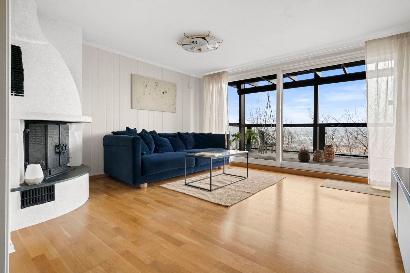 Her blir du møtt med et stort og luftig rom som egner seg godt som kjellerstue, hjemmekontor eller ekstra soverom. Galleribilde