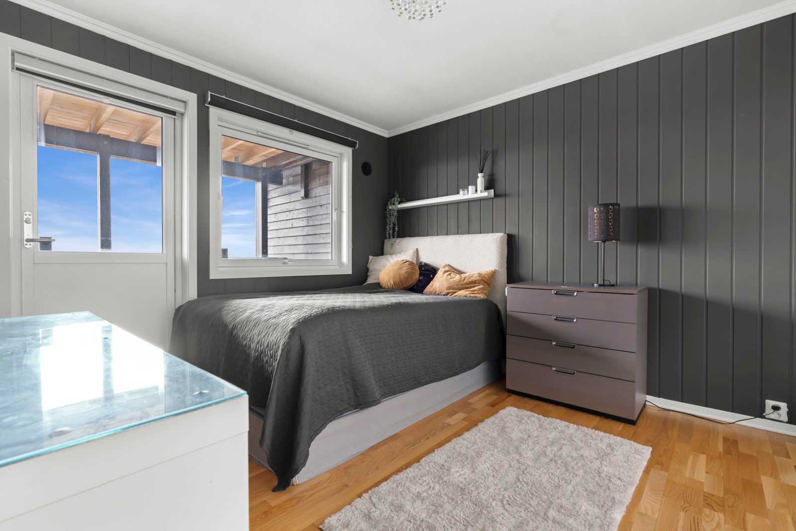 I denne etasjen bys de på 2 gode soverom. De er benyttet som hovedsoverom og barnerom, og er på størrelse 12 og 8 kvm. Galleribilde