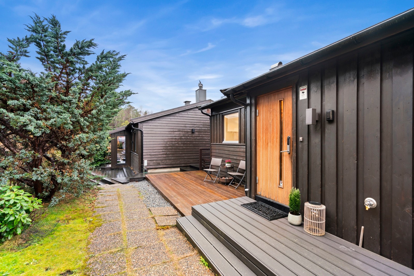 Veien er en rolig blindvei med begrenset trafikk, noe som gir trygge og stille omgivelser med en tilbaketrukket og behagelig atmosfære rundt tomannsboligen. Galleribilde