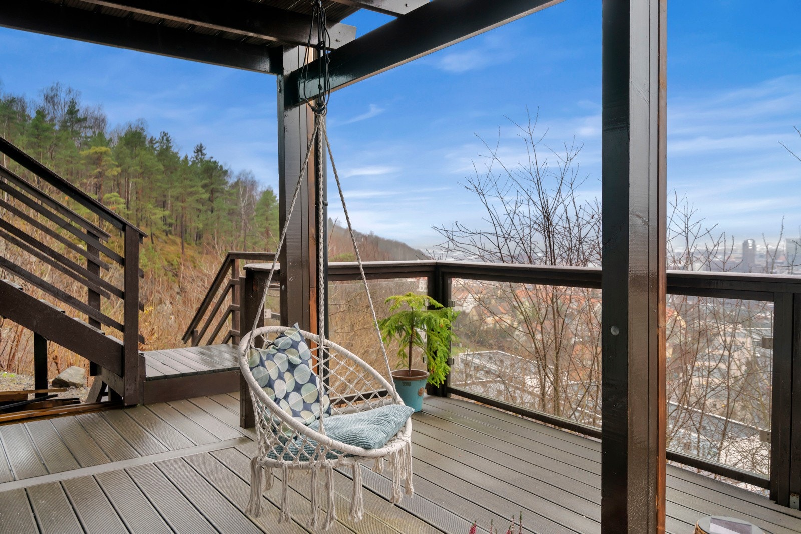 Fra verandaen her er det tilgang til en hageflekk. Galleribilde