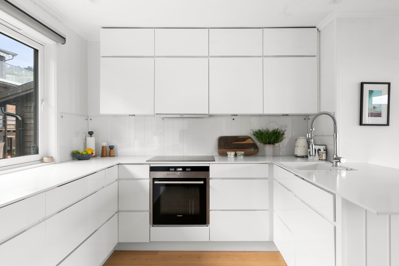 Integrert induksjonsplatetopp, stekeovn og oppvaskmaskin og plass til kjøle/fryseskap. Galleribilde