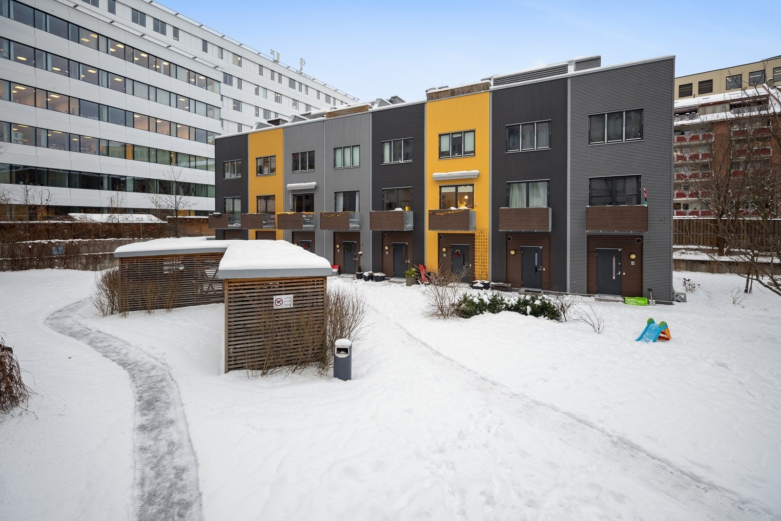 Dette er et attraktivt og moderne townhouse fra 2009, beliggende skjermet i rolig indre gård på Grønland. Boligen går over 4 plan og byr på en gjennomgående god standard, svært god planløsning og flotte uteplasser - midt i byen. Galleribilde