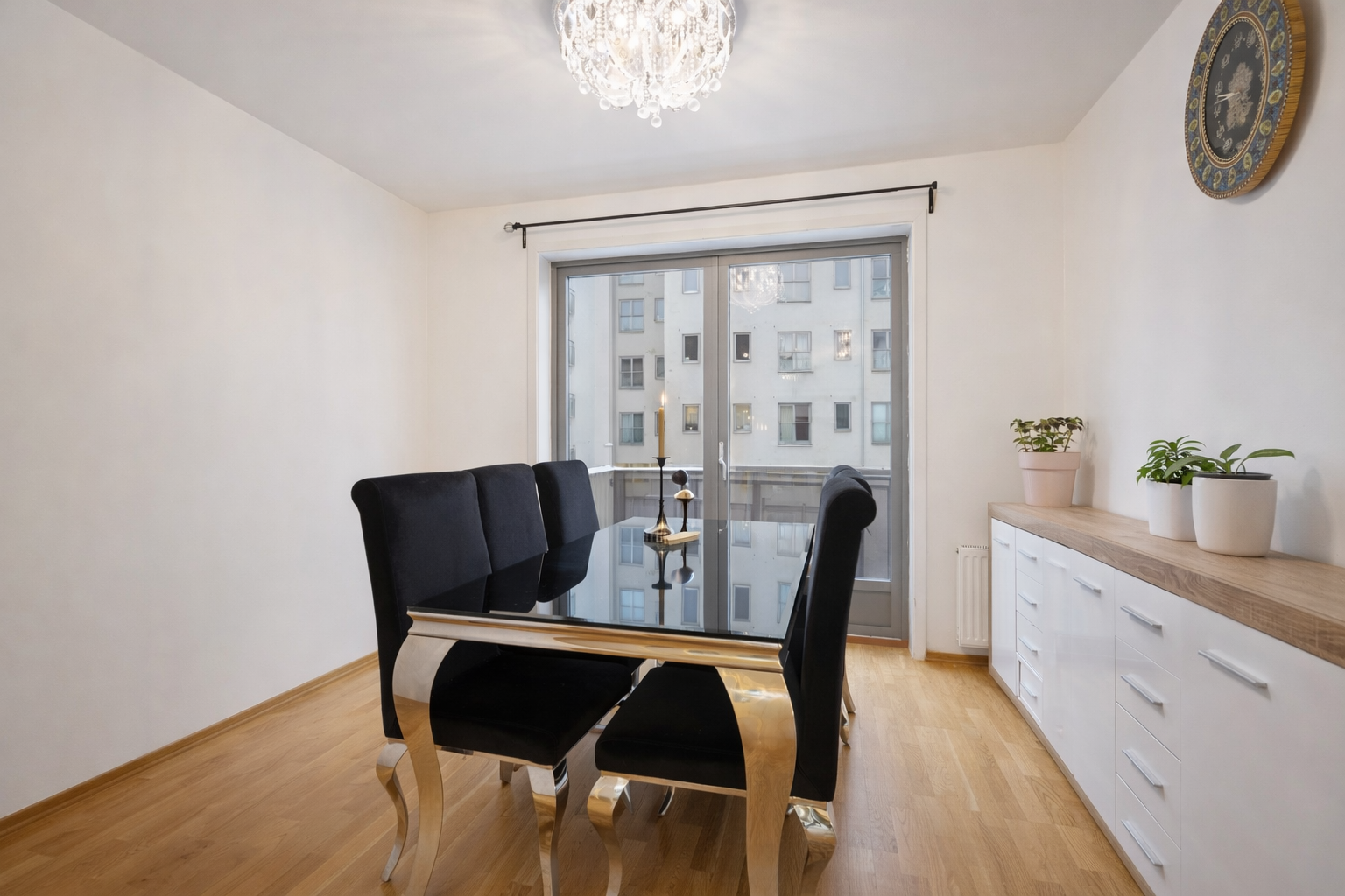 Kjøkkenet har naturlig plass for spisebord i tilknytning til spisestuen. Galleribilde