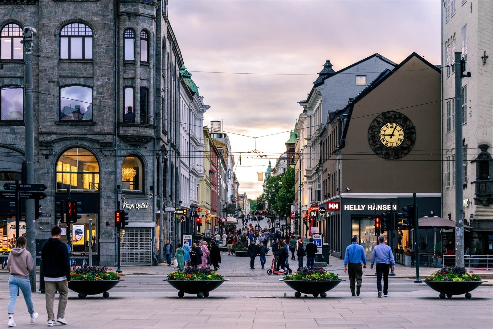 Kun kort gangavstand til Karl Johans gate - Oslos hovedgate og en av byens mest besøkte gater, kjent for shopping, kaféliv, kultur og folkeliv. Galleribilde