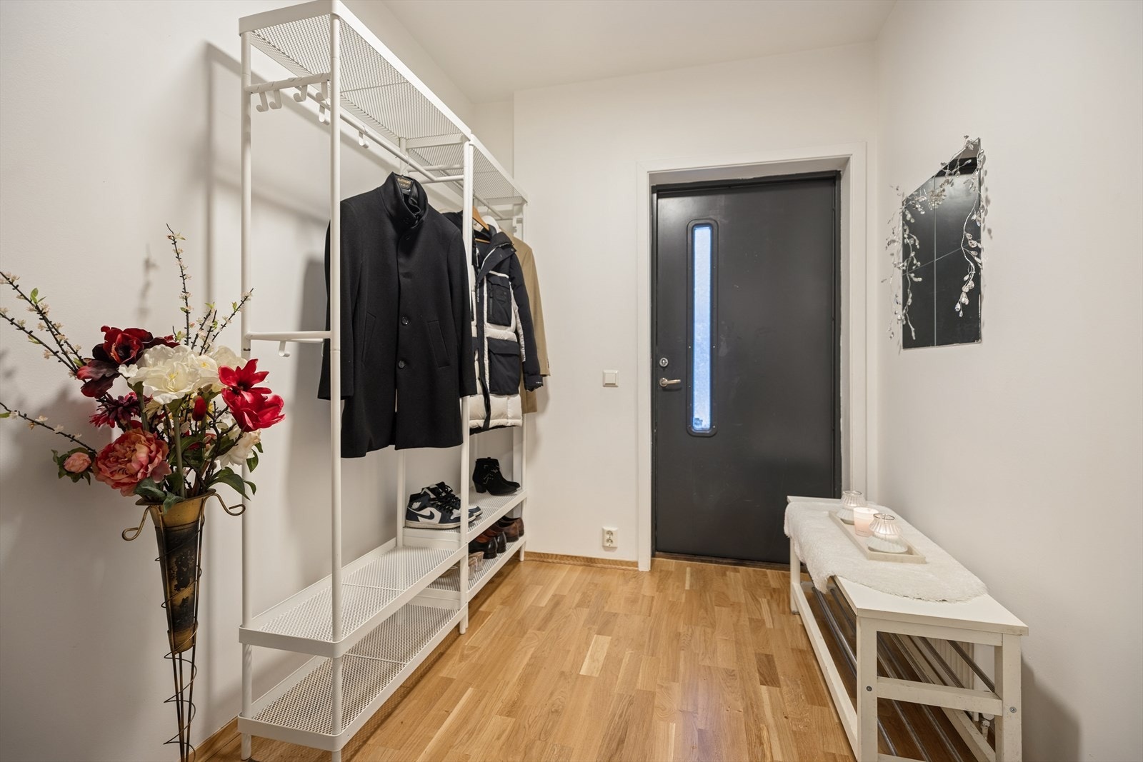 Boligen ønskes velkommen av en romslig og innbydende entré i 1. etasje med god plass til yttertøy og sko. Praktisk planløsning med tilhørende bod gir gode oppbevaringsmuligheter. Galleribilde