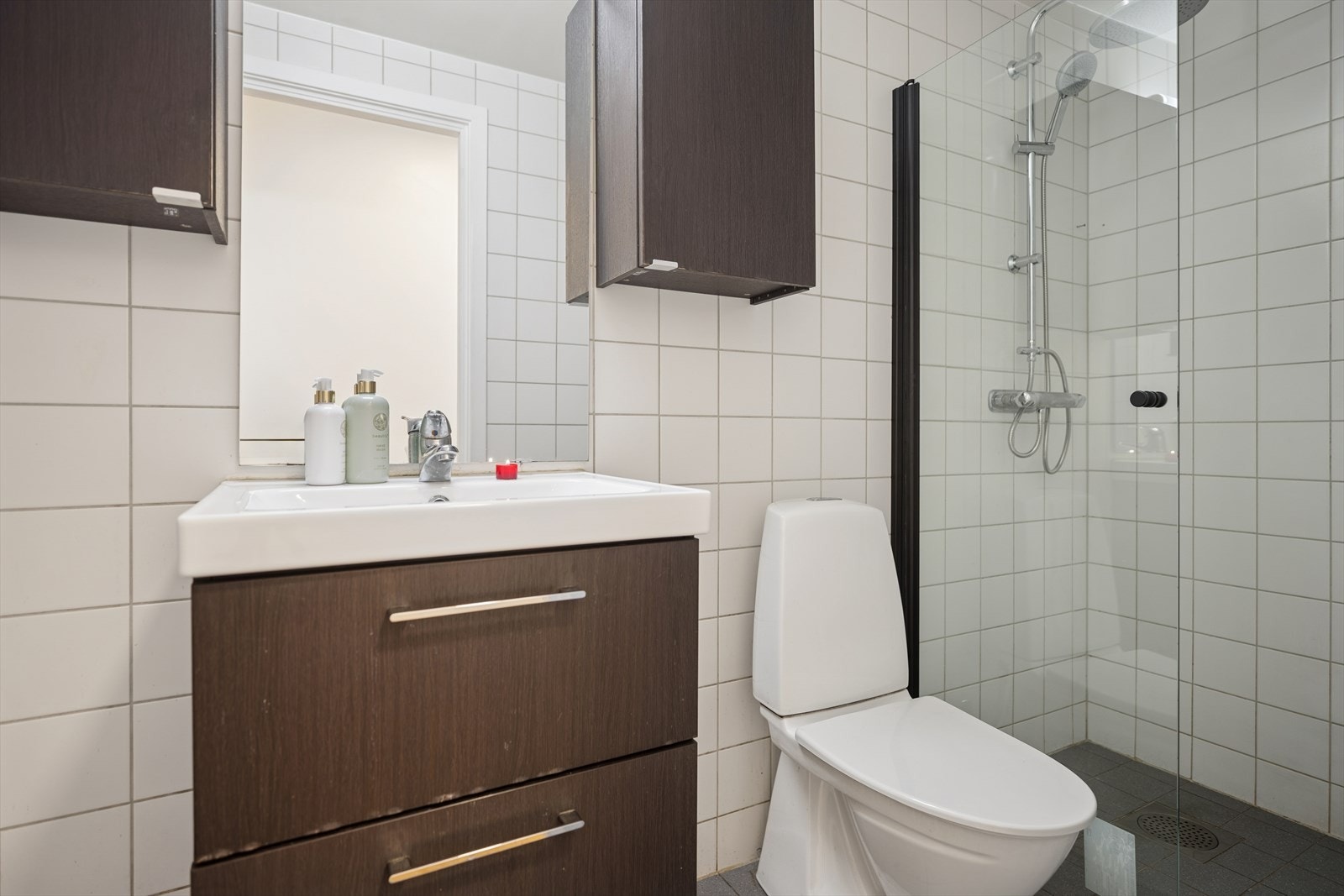 Pent flislagt bad med dusjhjørne i glass. Galleribilde