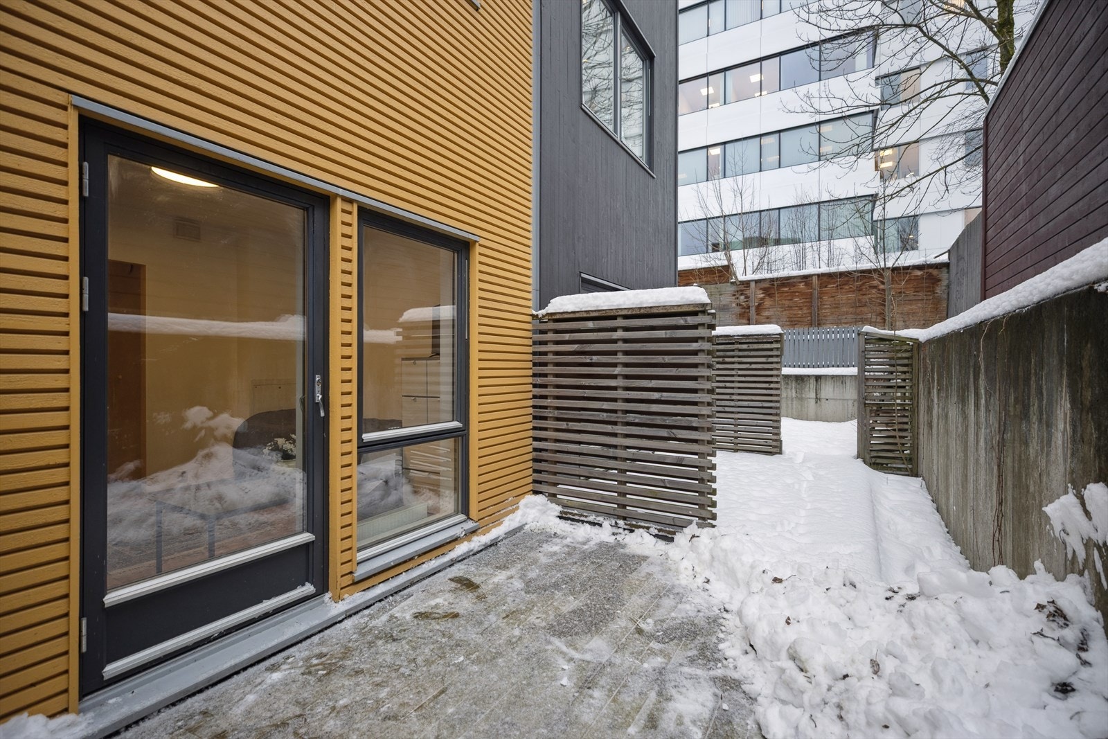 Fra 1. etasje er det utgang til en privat terrasseplatting på ca. 8 m², som egner seg godt til hverdagsbruk, morgenkaffe og rolige stunder i skjermede omgivelser. Galleribilde