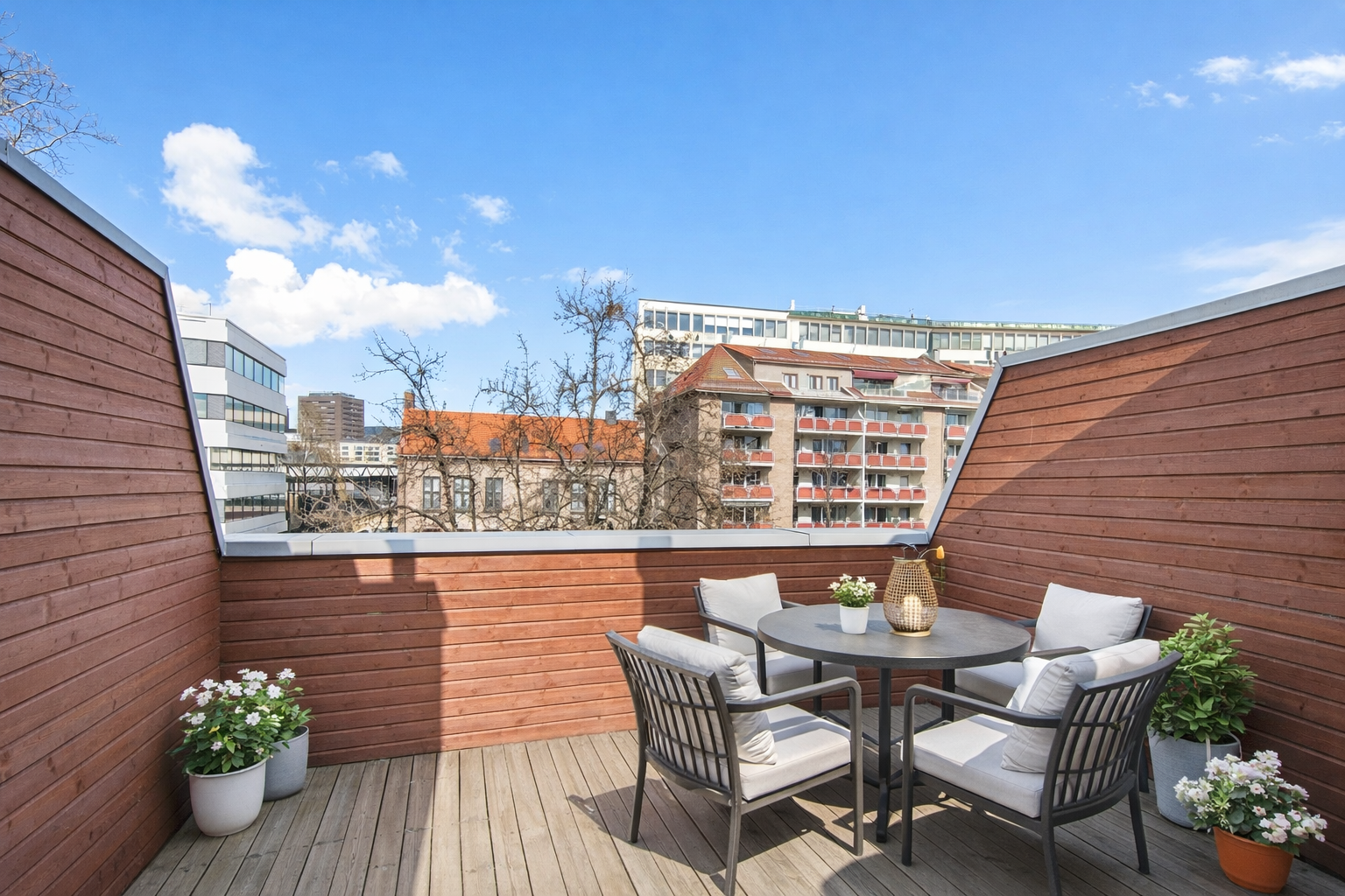 Her får man en sjelden kombinasjon av privatliv, luftige omgivelser og gode solforhold - en ettertraktet kvalitet som gir boligen det lille ekstra. Galleribilde