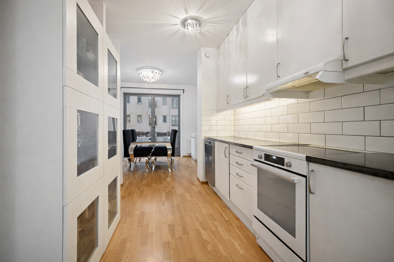 Kjøkkenet er plassert i åpen løsning mot spisestue, noe som gir en sosial og funksjonell planløsning. Galleribilde