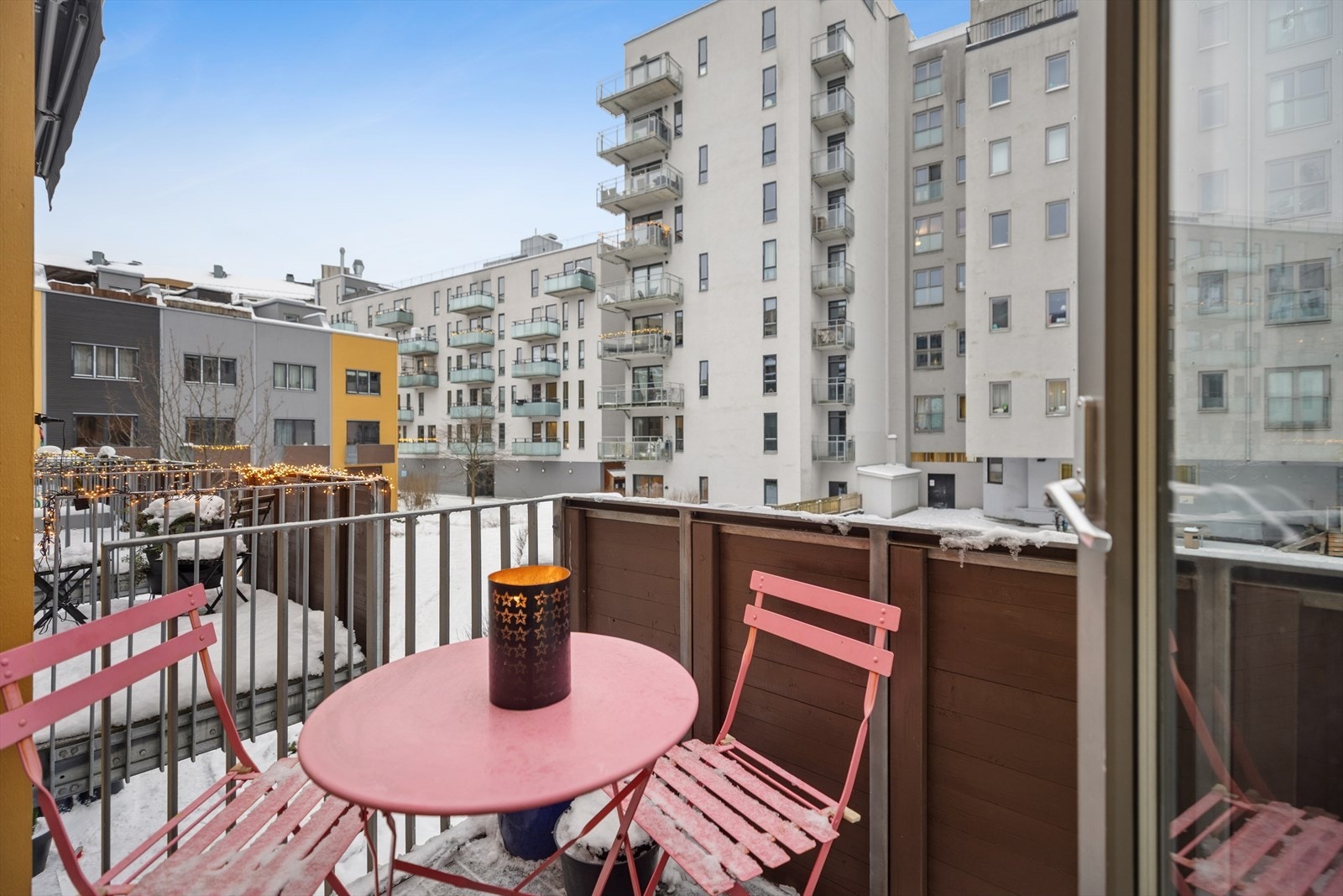 Utgang til en sydvendt balkong på ca. 3 kvm. Galleribilde