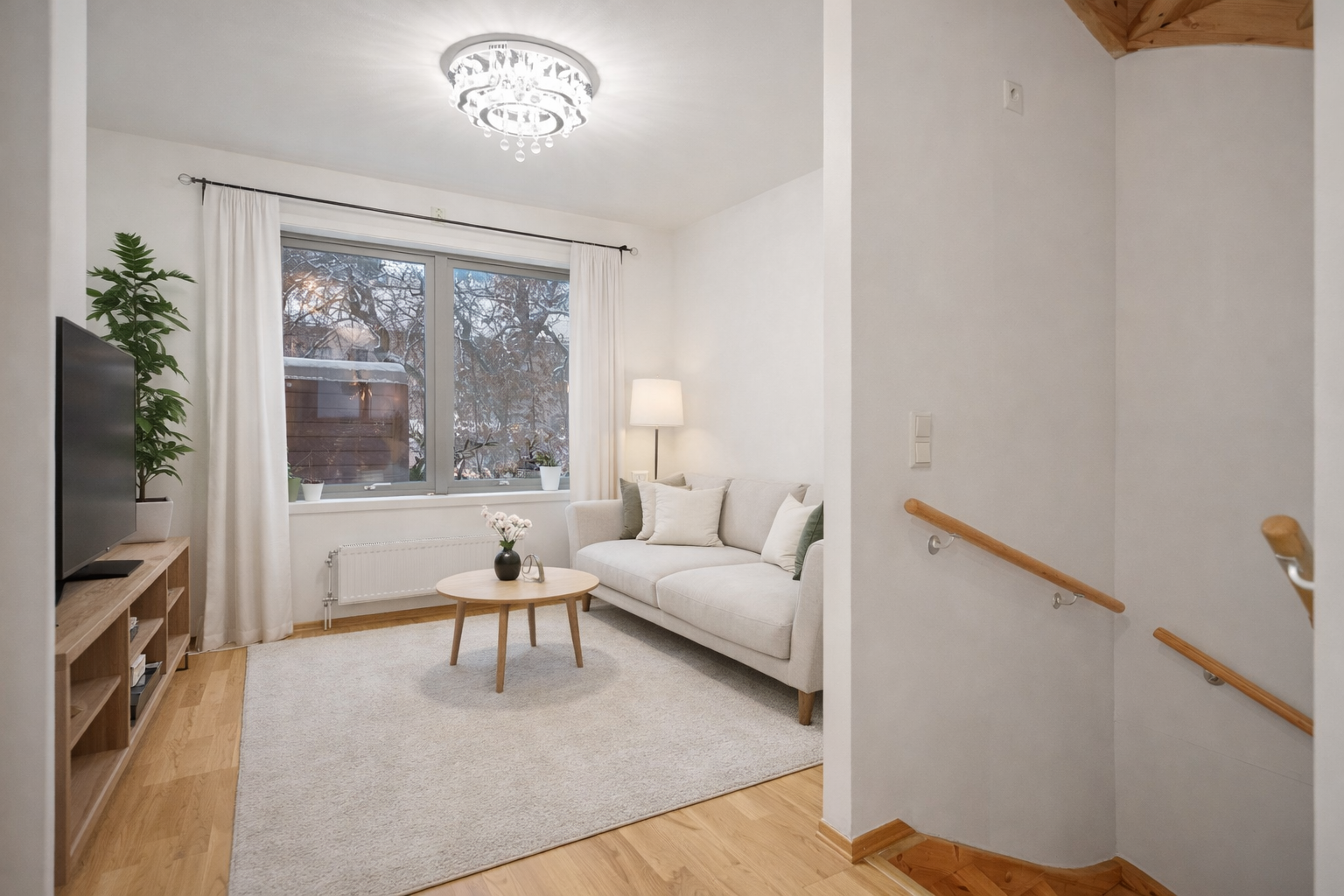 Stuen ligger i 2. etasje og fremstår som et lyst og trivelig oppholdsrom med gode møbleringsmuligheter. Galleribilde